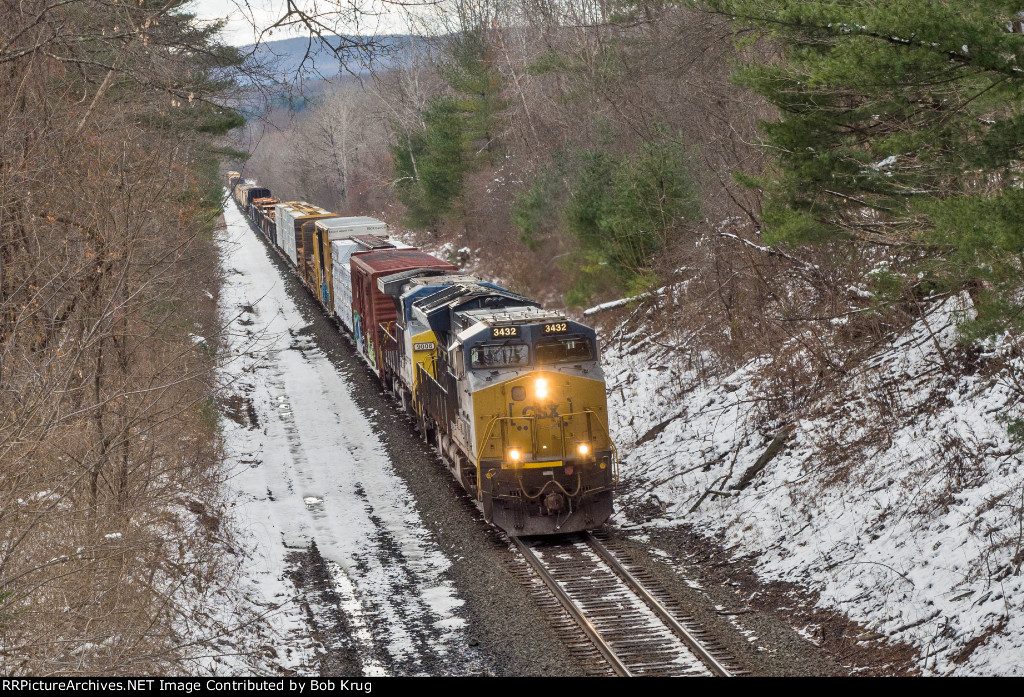 CSX 3432 leads eastbound manifest freight through the west end of Pittsfield